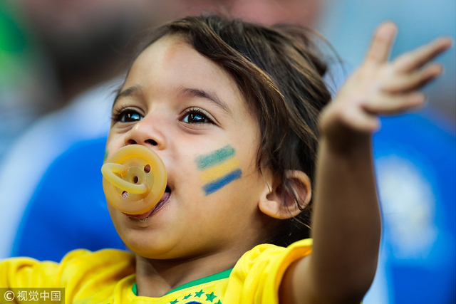超可爱!巴西小球迷咬奶嘴助阵