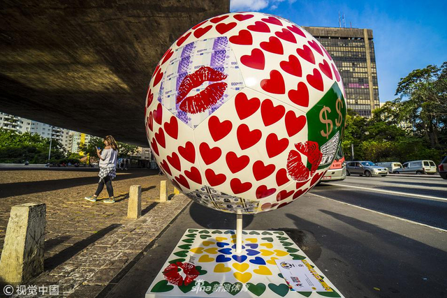 圣保罗街头现足球元素彩绘大球 图案搞怪色彩缤纷