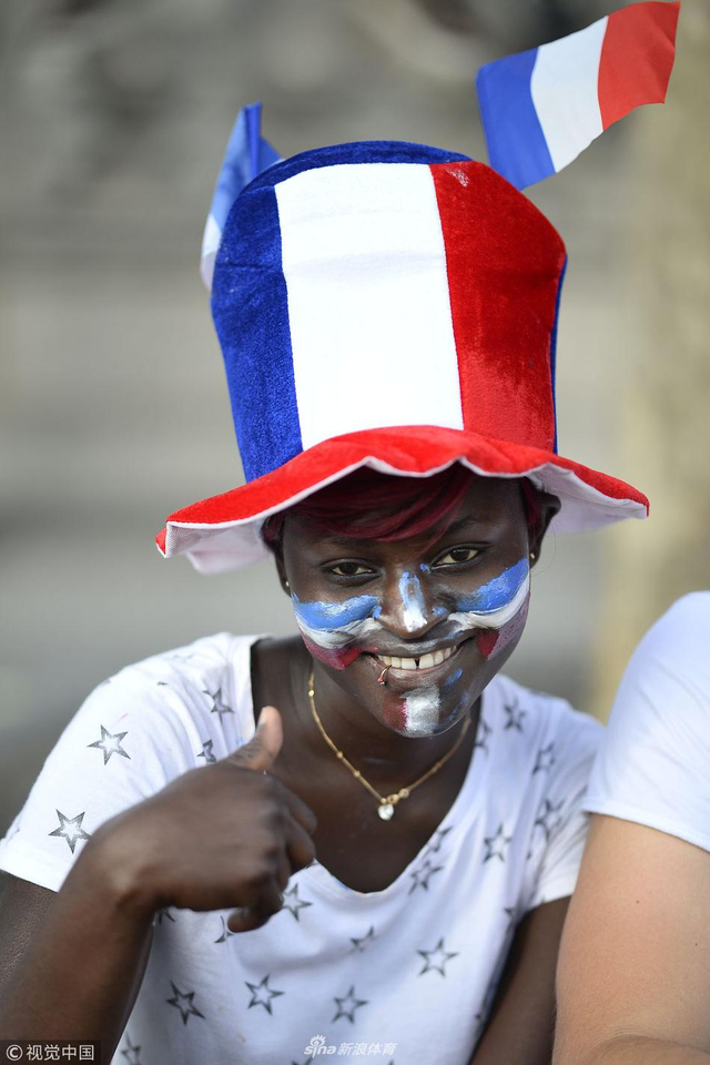 历史第二次捧杯!法国球迷狂喜庆祝