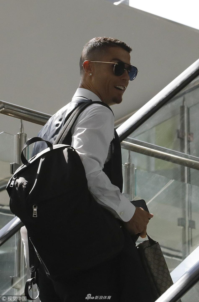 葡萄牙队启程回国 c罗穿正装