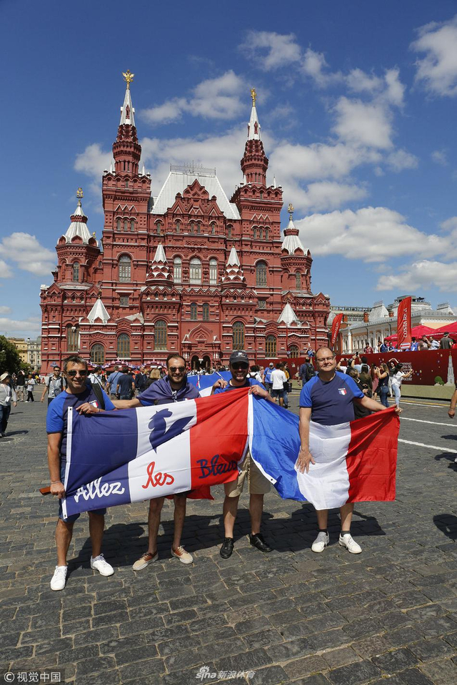 俄罗斯,2018俄罗斯世界杯第12日,法国球迷齐聚红场,挥舞国旗惹人注目