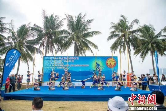 2018年第九届万宁国际冲浪赛在海南万宁开幕。　林檎 摄