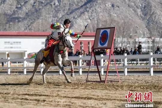 图为马术队队员在表演马上射箭。　何蓬磊　摄