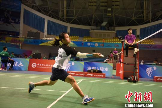 中国（陵水）国际羽毛球大师赛挥拍开打。　李秋溪 摄