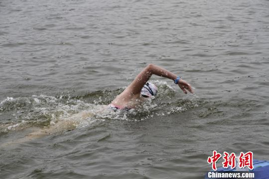 图为运动员在游泳。　郝学娟 摄