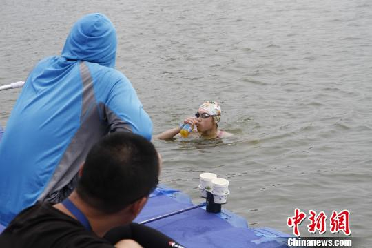 图为运动员比赛途中补充能量。　郝学娟 摄