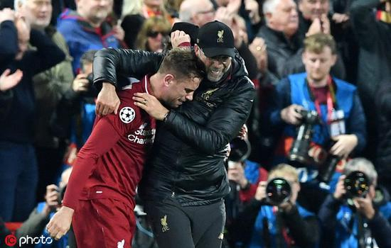 克洛普拥抱亨德森。