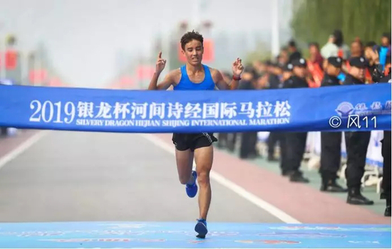 男子马拉松冠军阿奴拜克·库弯冲线瞬间
