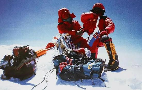  图说：次落（右）成为国内首位登顶珠峰的在校大学生　中国登山协会资料图