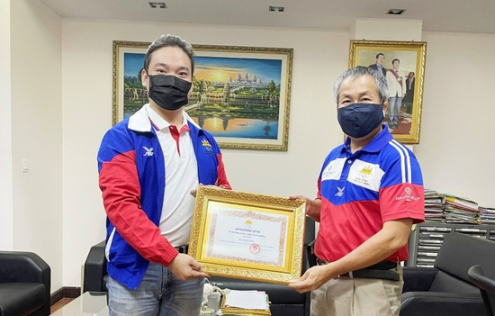 万忠南秘书长向郭阳先生颁发聘书