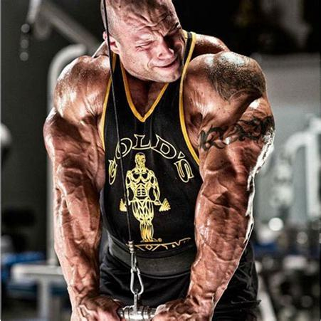 他是当之无愧的大块头洁柔巨兽，和任何人合影都会成功抢镜。