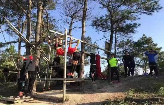 用毛竹、木棒搭建起健身房