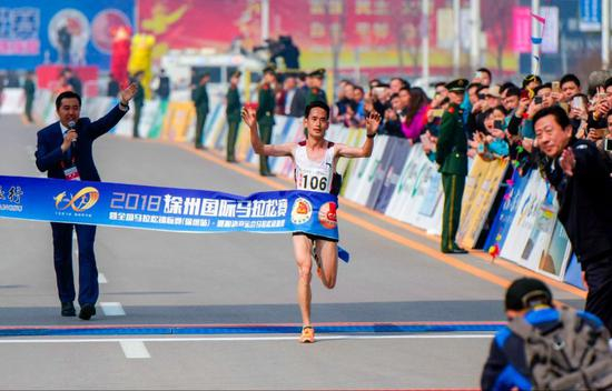 年度国内男子马拉松最佳成绩：2小时14分16秒