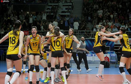 朱婷和队友拥抱庆祝夺冠。