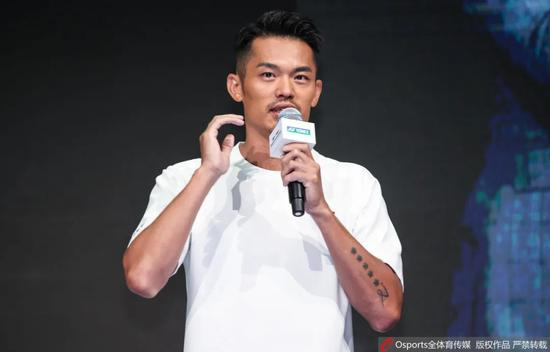 林丹在发布会上回答问题