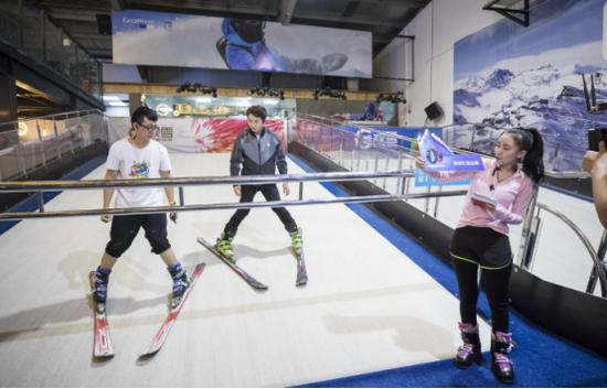 （教练与主播戴上荣耀畅玩手环A2进行滑雪项目）