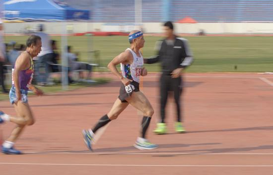 黄财富在比赛中。