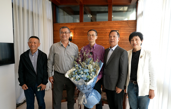 市体育局局长张志宏（左二）代表市政府前往丁立人家中表示祝贺