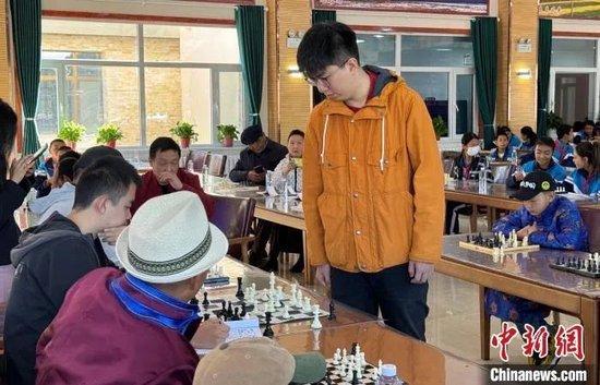  图为赵元赫与国际象棋爱好者进行对弈。陈宗淇 摄