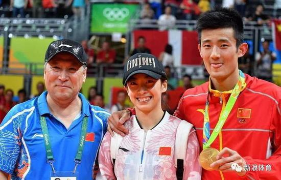 谌龙在里约奥运夺冠后，和王适娴以及李永波合影