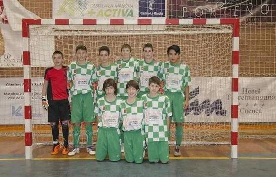 王佳豪（后排右一）童年参加昆卡省室内足球比赛