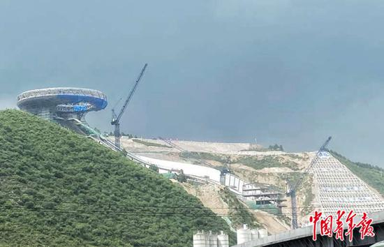 位于张家口崇礼古杨树场馆群的国家跳台滑雪中心“雪如意”正加紧施工中，四周荒山成密林。中青报·中青网记者&nbsp;梁璇/摄