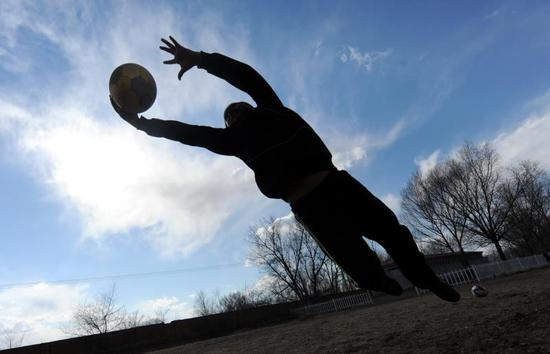 孩子们在旧球场上训练。黑龙江日报 图