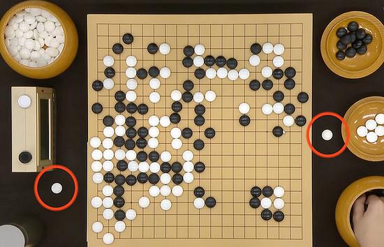  白棋两颗提子暂未放入盒盖（韩国围棋TV视频截图）