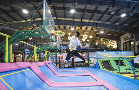 （教练戴荣耀运动蓝牙耳机xSport耳机展示蹦床灌篮，剧烈运动也不脱落）