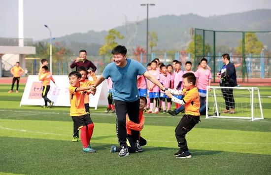 孩子们在比赛中采用了“战术犯规抱大腿”的方式防守我们的公益大使