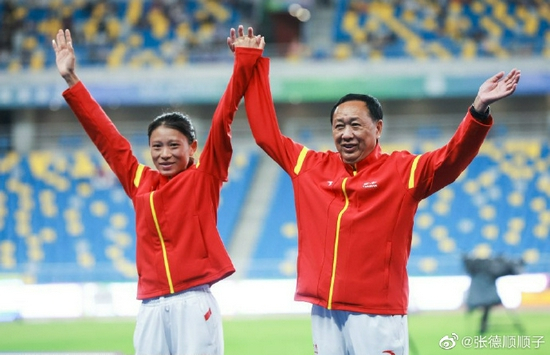 张德顺和恩师张国伟合影。图片来源：张德顺个人微博