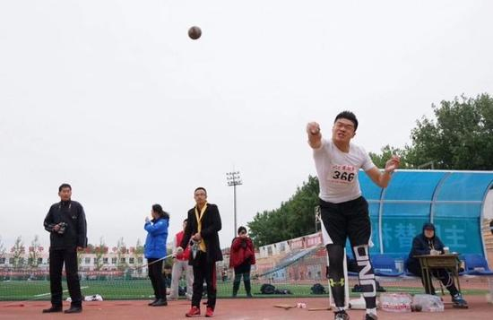 ↑大力神邢宇楠奋力一掷金牌到手