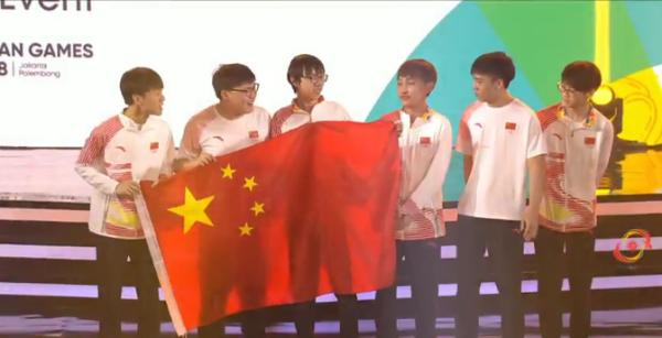 现场拿起国旗庆祝。