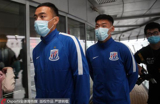 老将冯潇霆（左）。