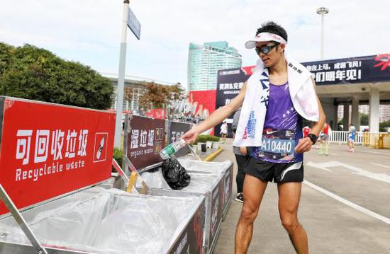 上马成为体育赛事垃圾分类先行者 新民晚报记者 李铭珅 摄