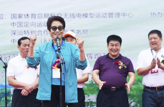 （郑凤荣鼓励大家要热爱体育运动）