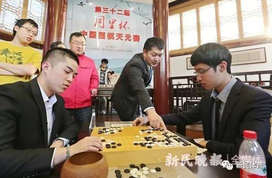 第32届同里杯，常昊（中）在与两位棋手复盘&nbsp; 周国强 摄