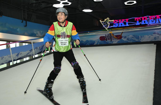  连线中，宋凯还亲自在室内的滑雪机进行了示范