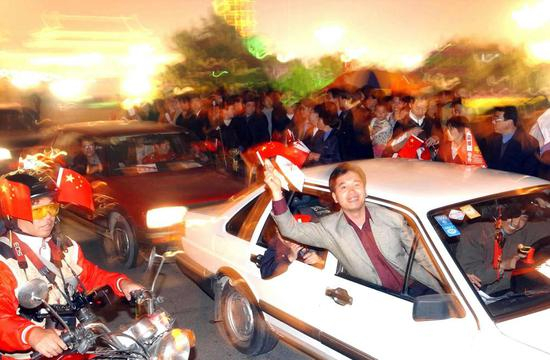  图说：2001年10月7日，国足第一次杀入世界杯，引发全国球迷自发游行庆祝。