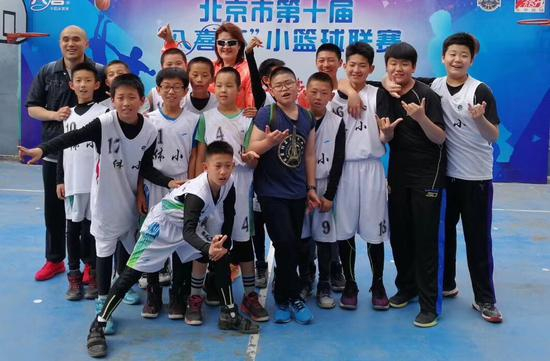 体育馆路小学男篮再夺第十届北京小篮球联赛亚军