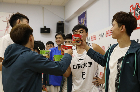赛后，运动员食用康师傅红烧牛肉面和康师傅日式豚骨面来补充体能