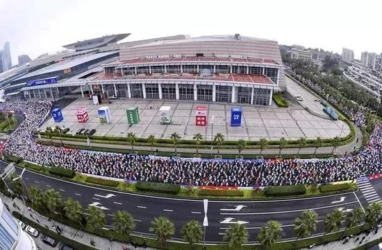 2019厦门马拉松盛况，图片来自新华社体育