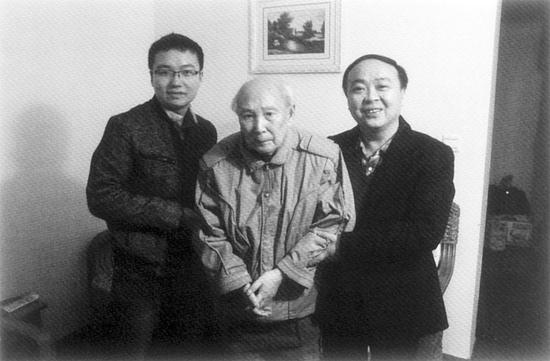 蒋全胜（右）和弟子郑惟桐（左）看望恩师刘剑青（中）