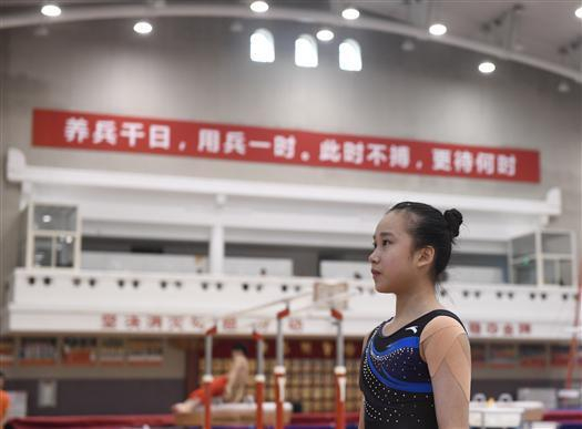 图说：中国体操女队队员范忆琳在训练中。