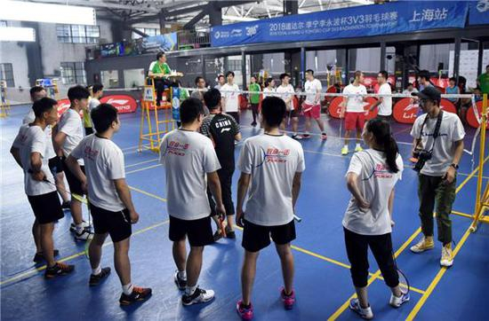 场边围观的球友们也纷纷参与场外押宝活动，选择自己看中的队伍下注。