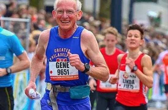 2018年跨过70岁年龄后，Gene Dykes已经连续第三次全程马拉松跑进3小时。