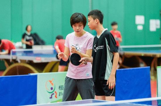 张怡宁指导香港小队员