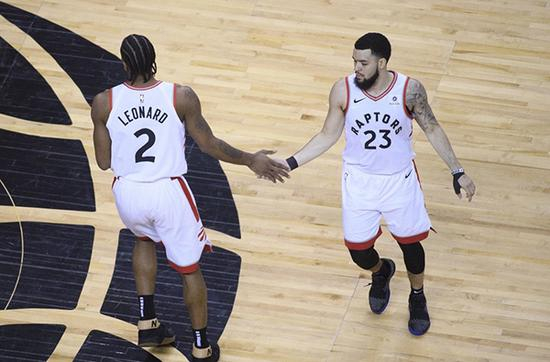 伦纳德和范弗利特击掌。