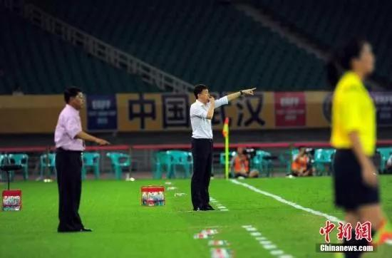 资料图：郝伟场边指挥。中新社发 张畅 摄