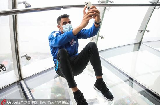 队长莫雷诺在东方明珠自拍。